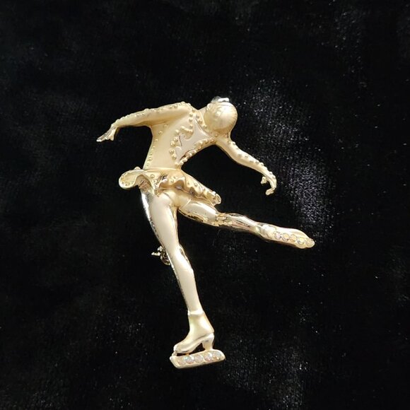 AJC Gold Tone Ice Skater Brooch with Rhinestone Details – Vintage Figure Skating - Picture 8 of 9
